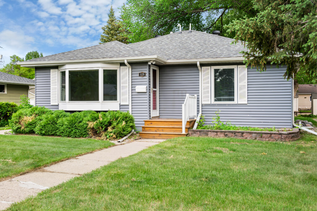 125 Columbia Ct, Grand Forks, ND 58203