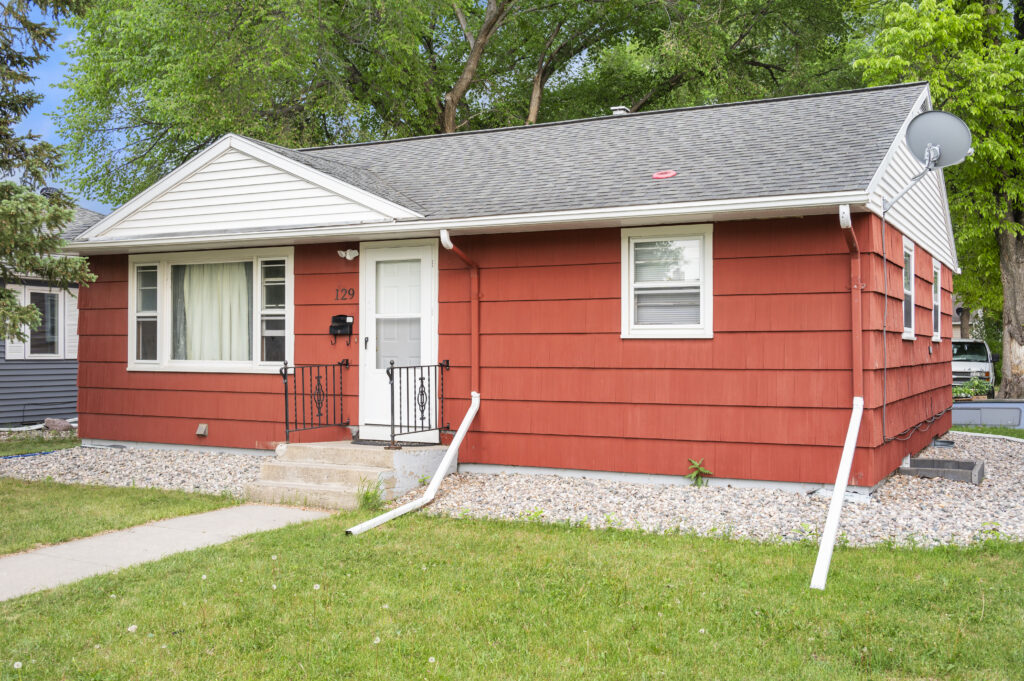 129 Columbia Ct, Grand Forks, ND 58203