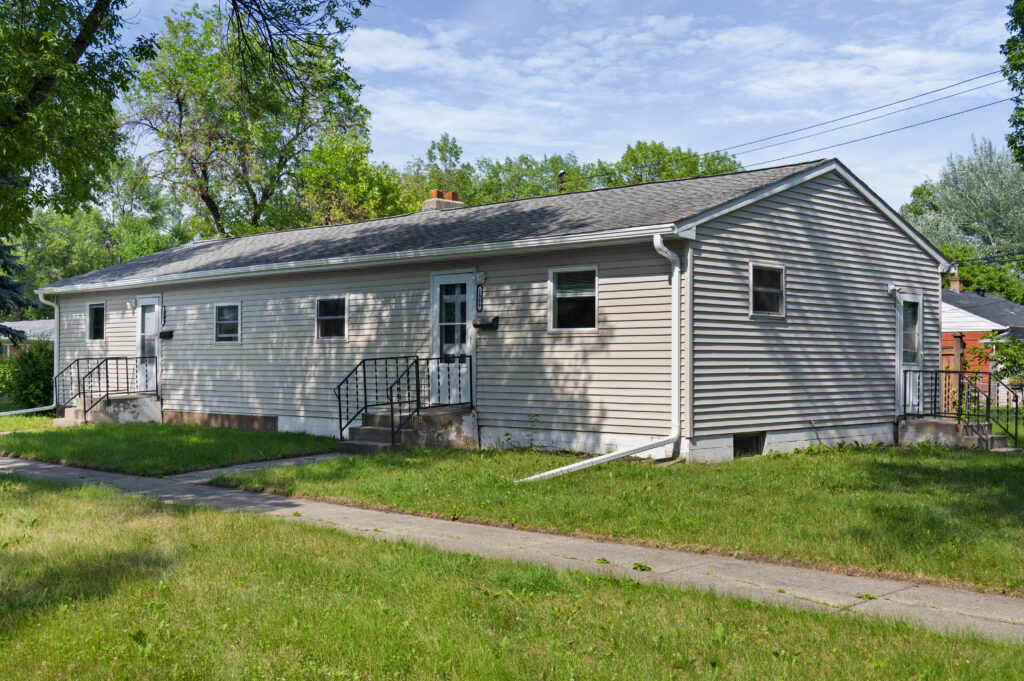 1309 S 16th St, Grand Forks, ND 58201