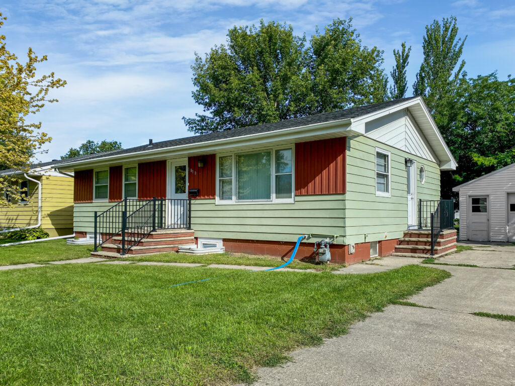 1810 7th Ave N, Grand Forks, ND 58203