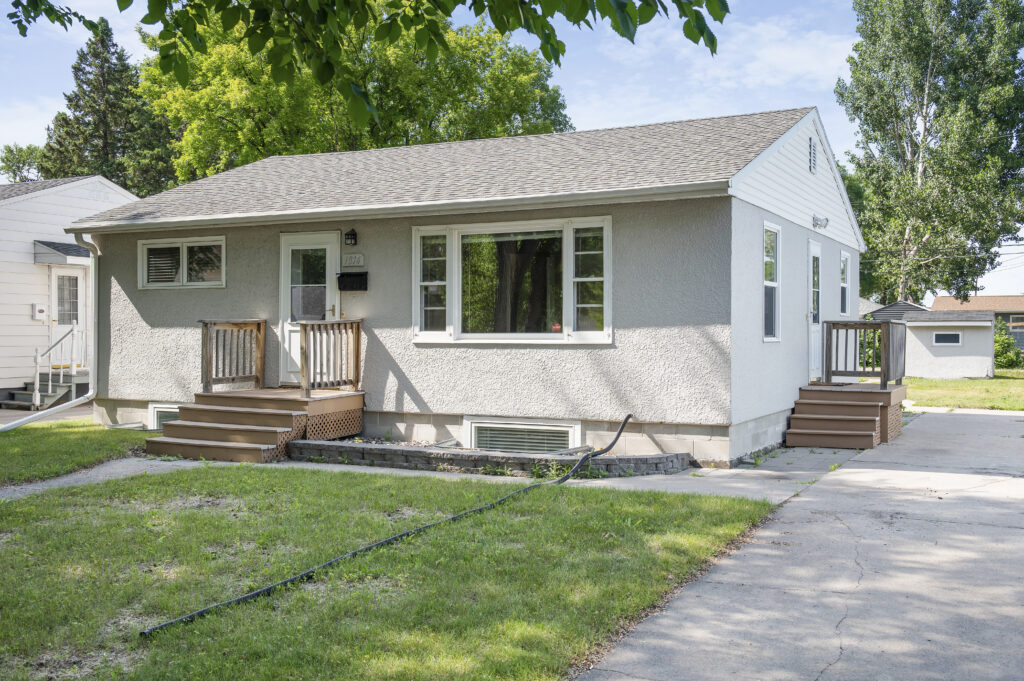1814 11th Ave N , Grand Forks, ND 58203