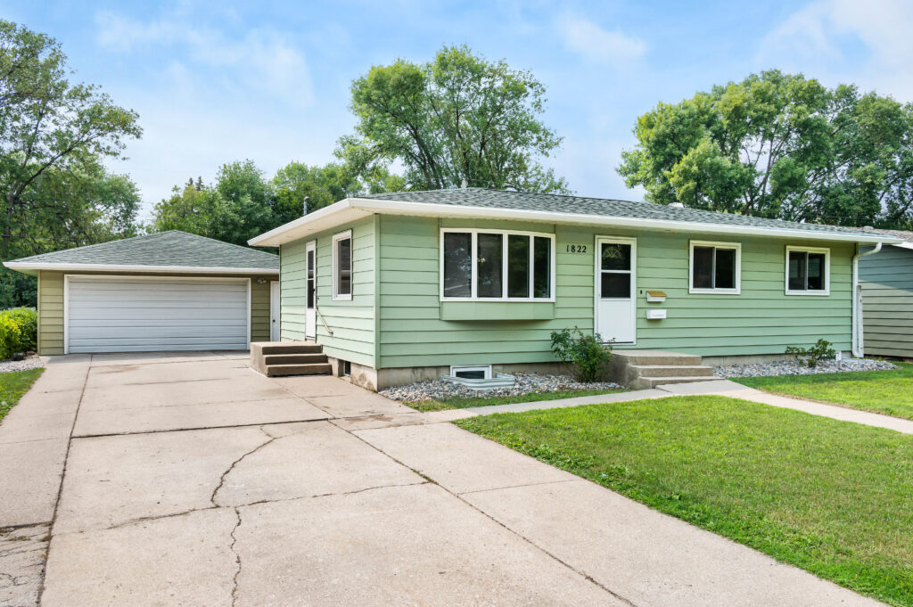 1822 S 17th St, Grand Forks, ND 58201