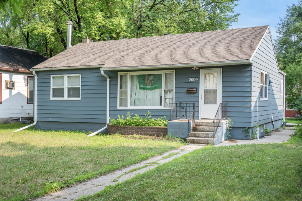 2009 University Ave, Grand Forks, ND 58203