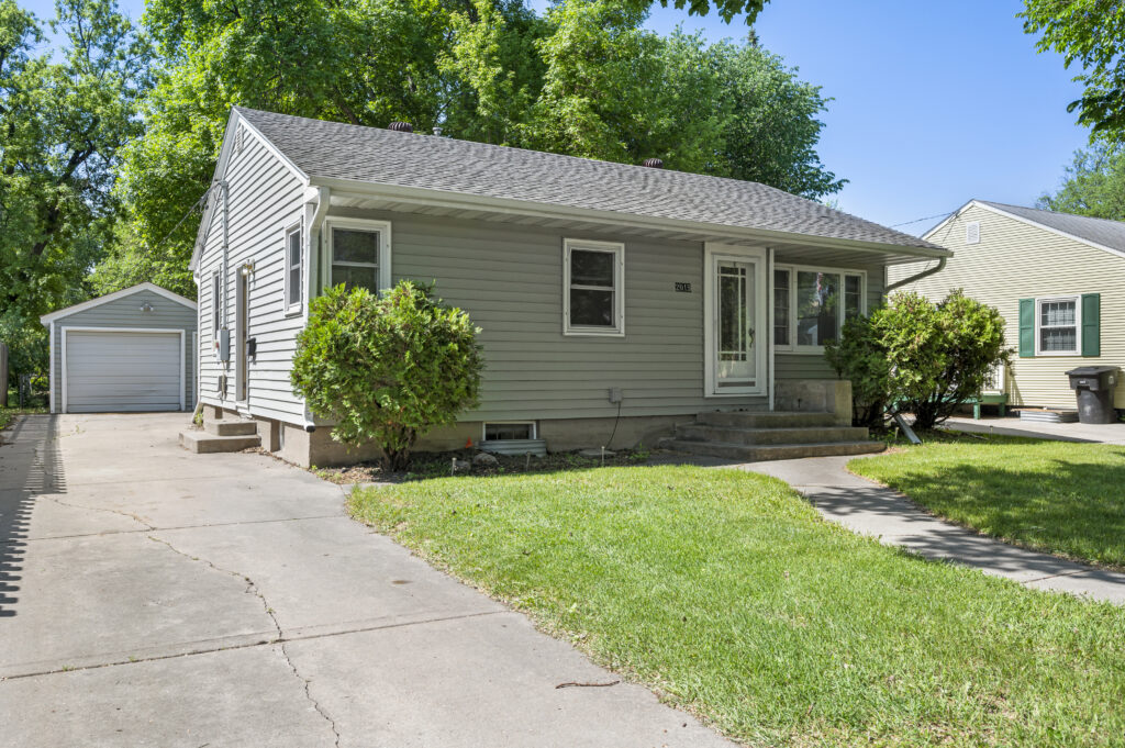 2015 5th Ave N, Grand Forks, ND 58203