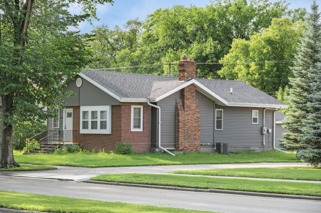 2016 University Avenue, Grand Forks, ND 58203