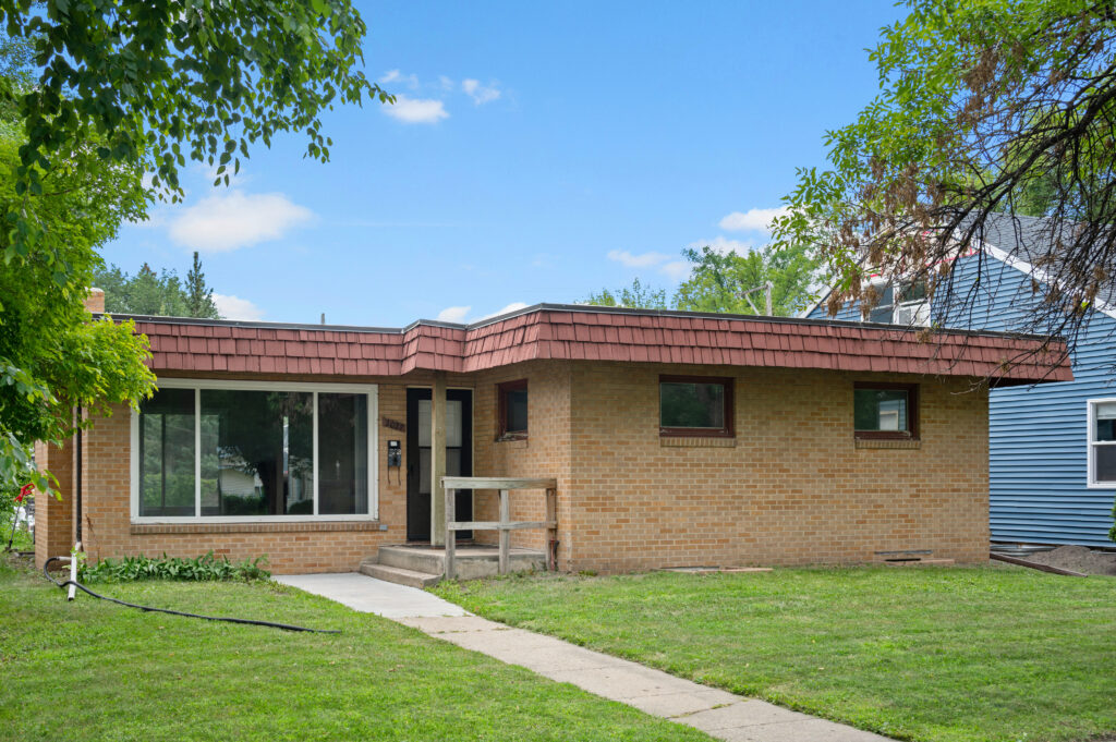 2027 2nd Ave N, Grand Forks, ND 58203