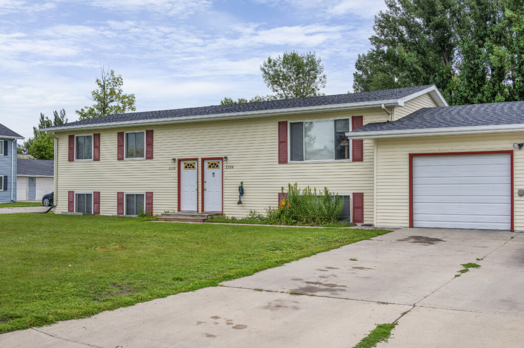 2106 8th Avenue NW, East Grand Forks, MN 56721