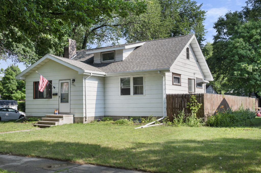 2201 4th Ave N, Grand Forks, ND 58203