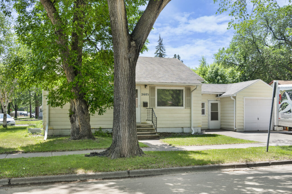 2605 4th Ave N, Grand Forks, ND 58203