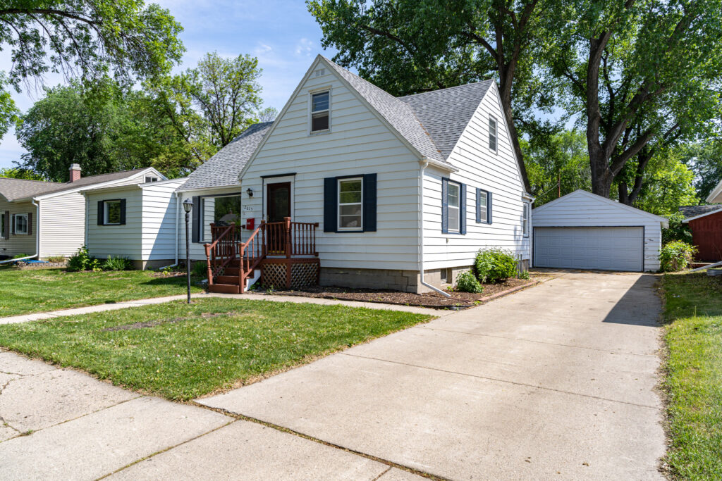 2615 5th Ave N, Grand Forks, ND 58203