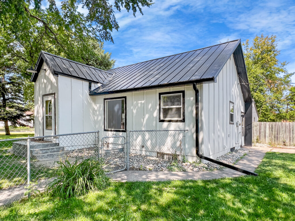 312 Conklin Ave, Grand Forks, ND 58203