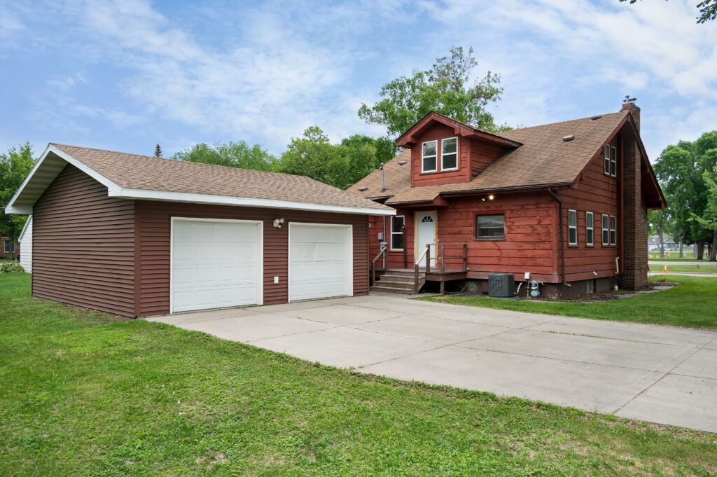 403 N 25th St, Grand Forks, ND 58203