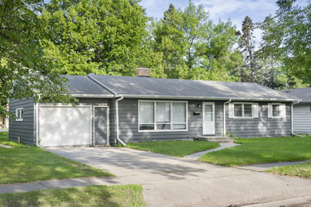 525 Cambridge St, Grand Forks, ND 58203