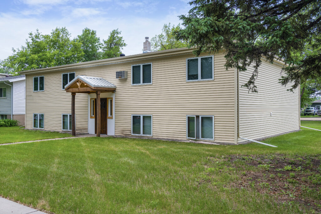 525 Oxford St #4, Grand Forks, ND 58203