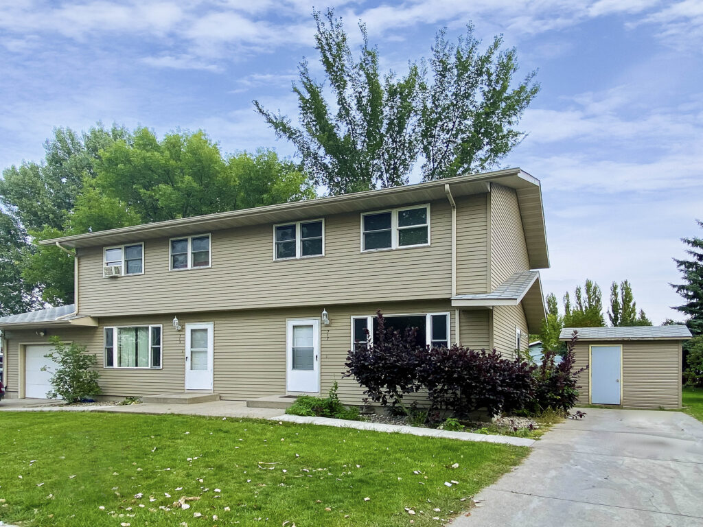 717 S 25th St, Grand Forks, ND 58201
