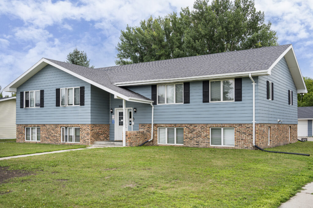 2100 8th Avenue NW #4, East Grand Forks, MN 56721