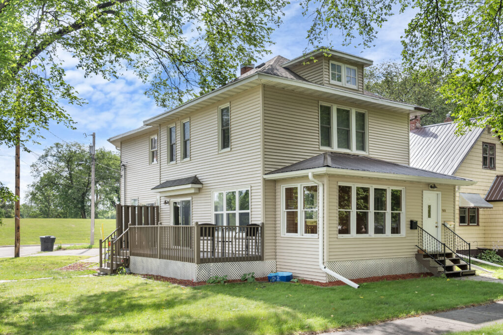 901 Almonte Ave, Grand Forks, ND 58201