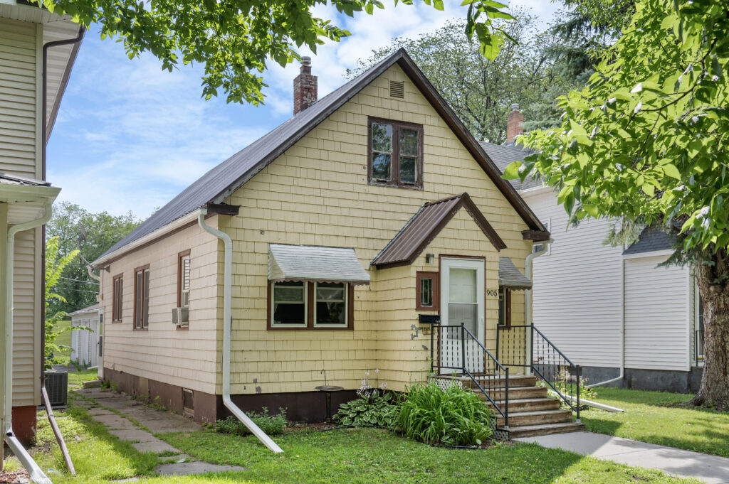905 Almonte Ave, Grand Forks, ND 58201