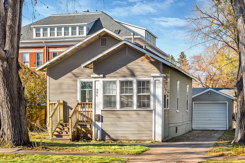 906 Walnut St., Grand Forks, ND 58201