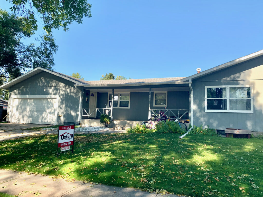 2206 9th Ave S, Grand Forks, ND 58201