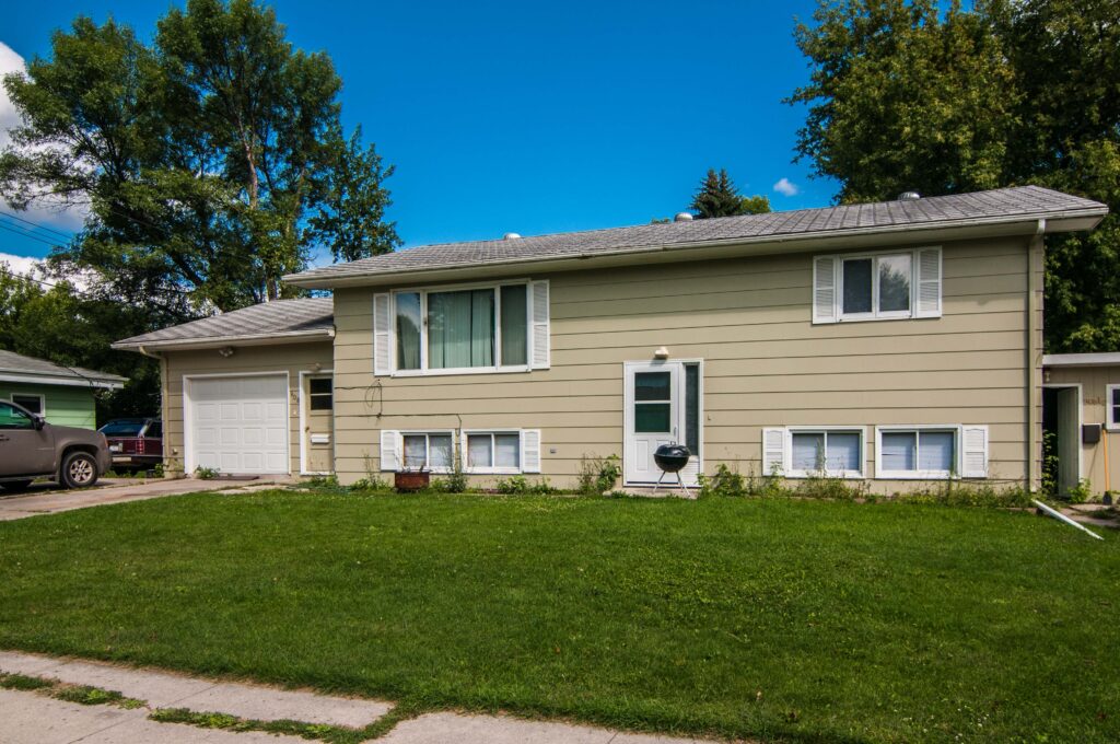 908 Stanford Rd, Grand Forks, ND 58203