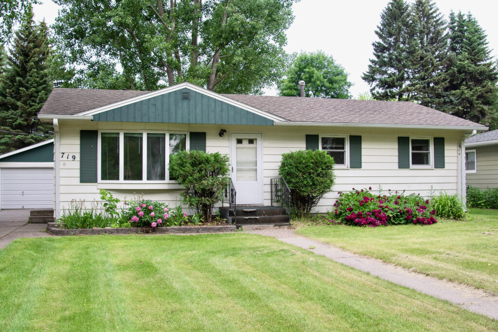 719 Boyd Dr, Grand Forks, ND 58203