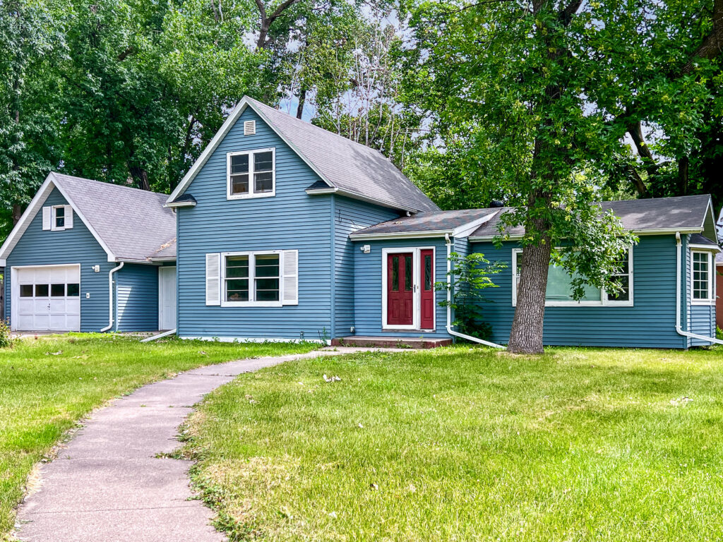 602 N 25th St, Grand Forks, ND 58203