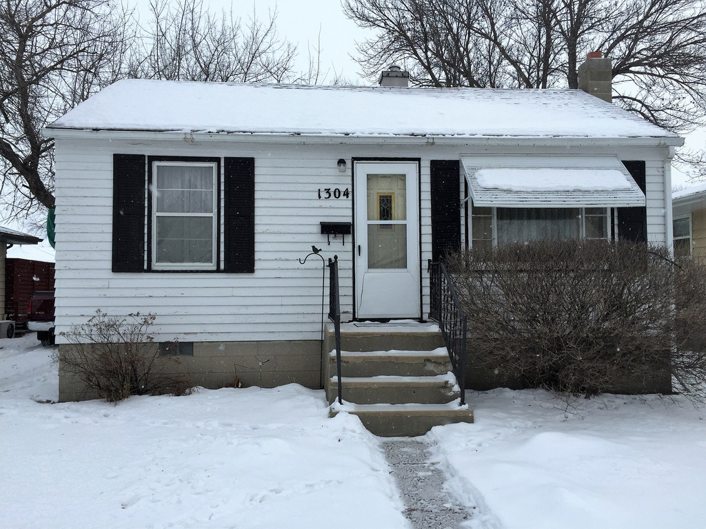 1304 5th Ave NW, East Grand Forks, MN 56721