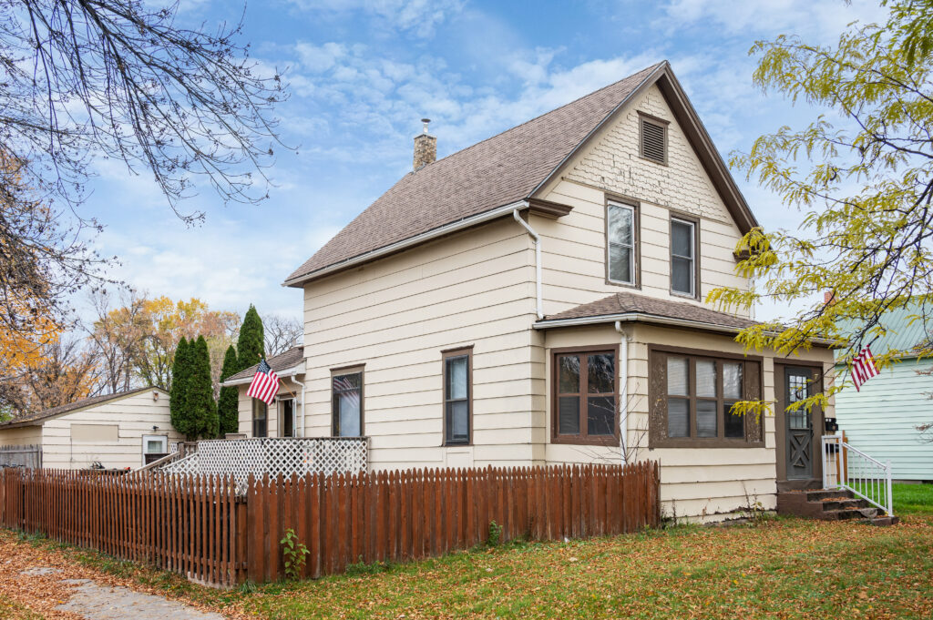 1324 4th Ave N, Grand Forks, ND 58203