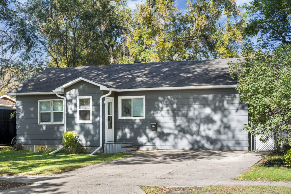1806 10th Ave N, Grand Forks, ND 58203