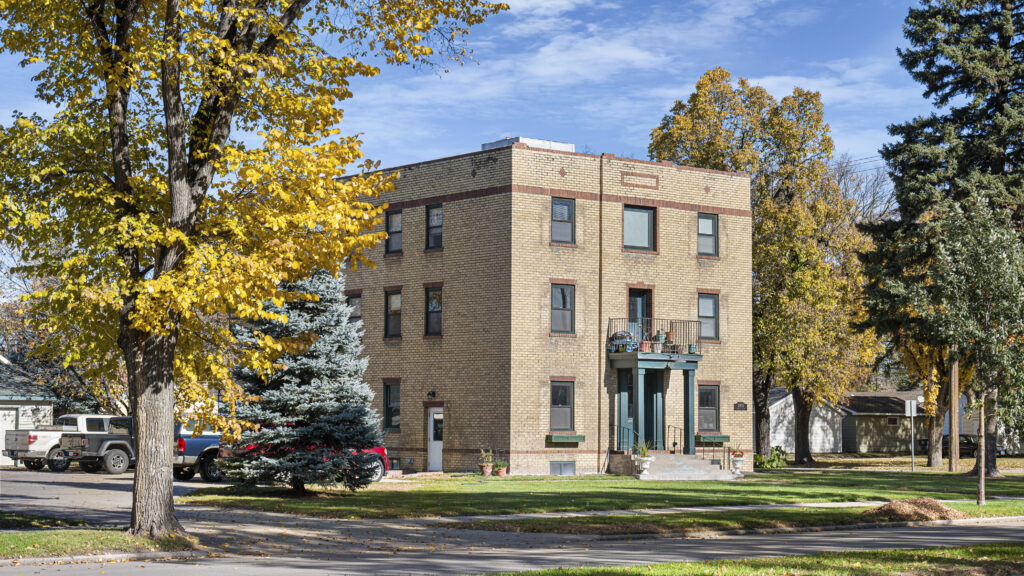 2002 University 4, Grand Forks, ND 58203
