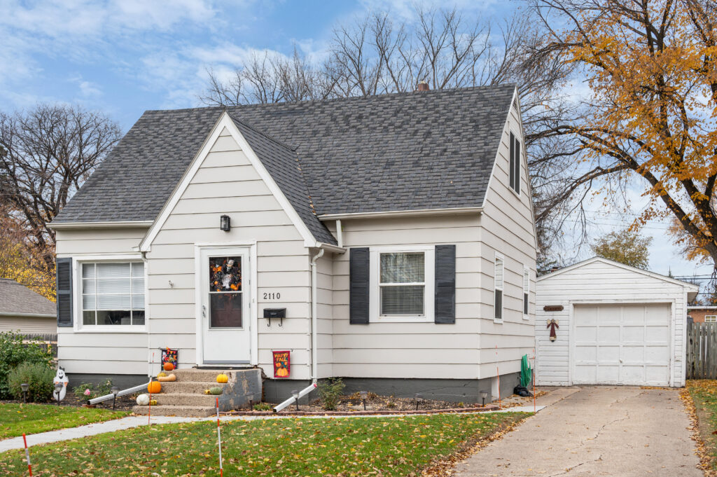 2110 2nd Ave N, Grand Forks, ND 58203