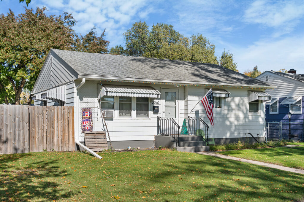2210 6th Ave N, Grand Forks, ND 58203