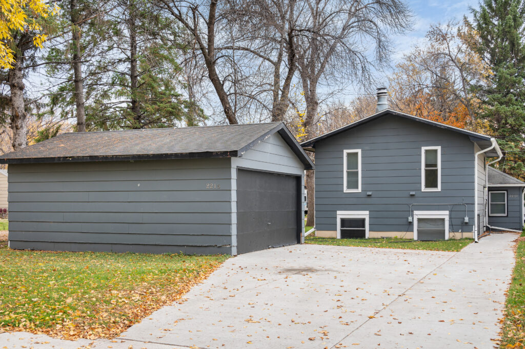 2215 2nd Ave N, Grand Forks, ND 58203