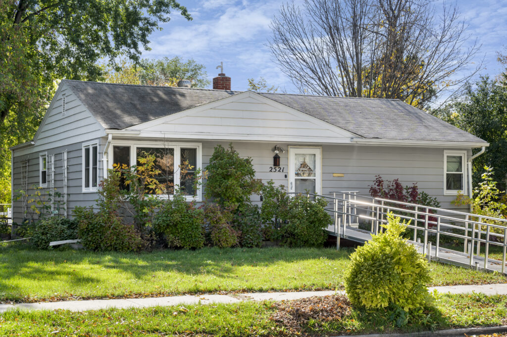 2521 9th Ave N, Grand Forks, ND 58203