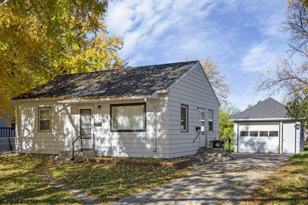 2620 6th Ave N, Grand Forks, ND 58203
