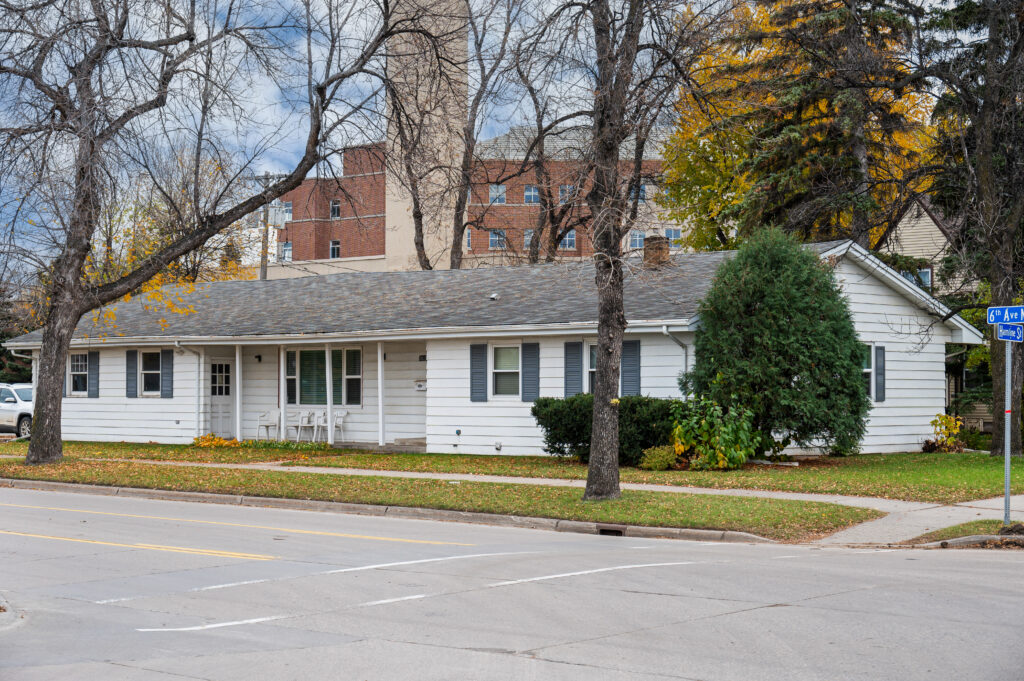 2819 6th Ave N, Grand Forks, ND 58203