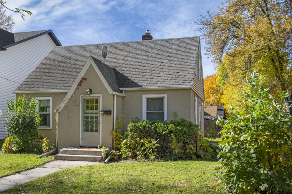 319 N 25th St, Grand Forks, ND 58203