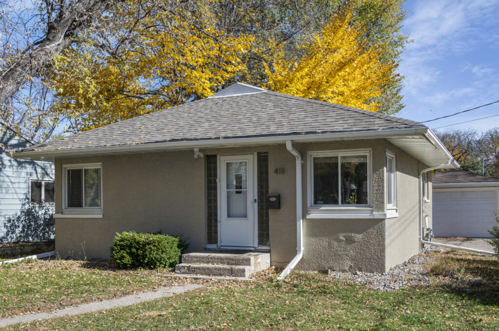 418 N 26th St, Grand Forks, ND 58203