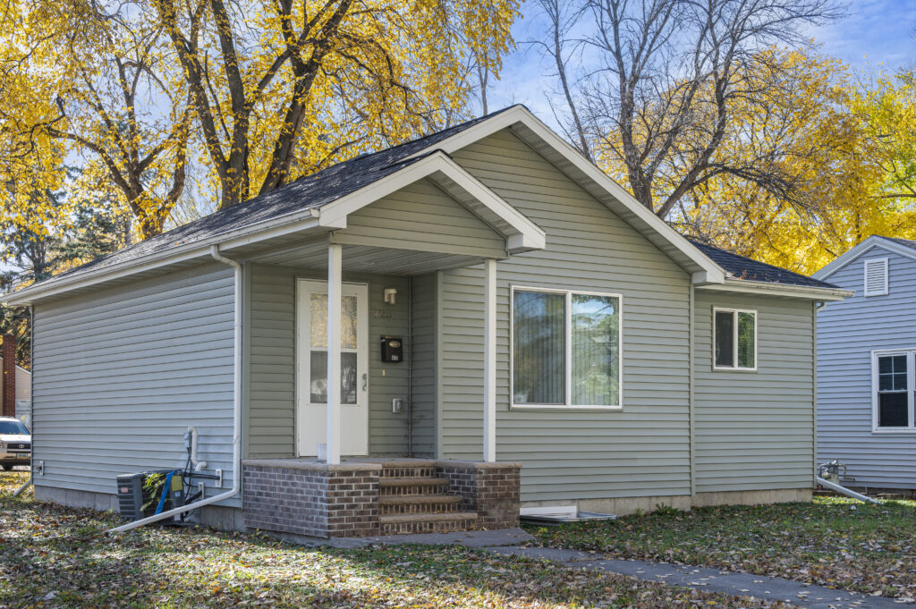 425 N 26th St, Grand Forks, ND 58203