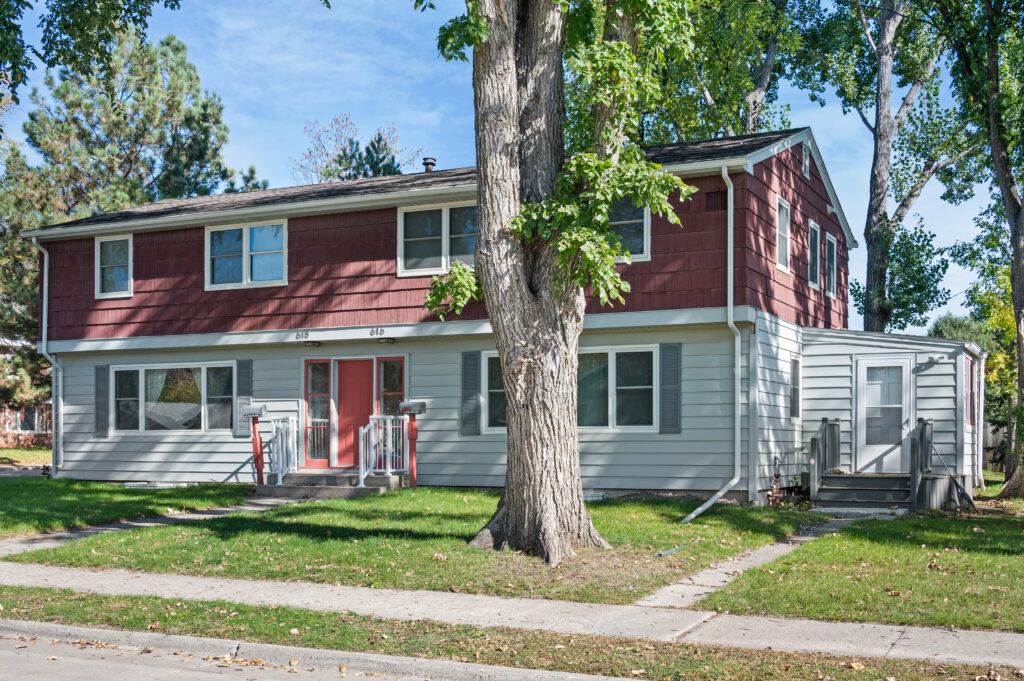 616 N 24th St, Grand Forks, ND 58203