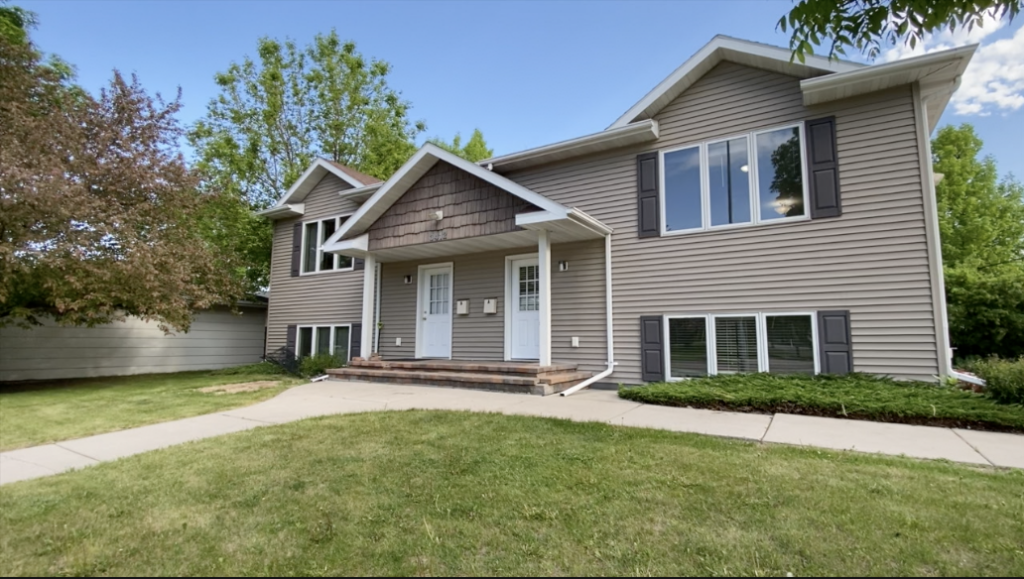 3412 6th Ave N, Grand Forks, ND 58203