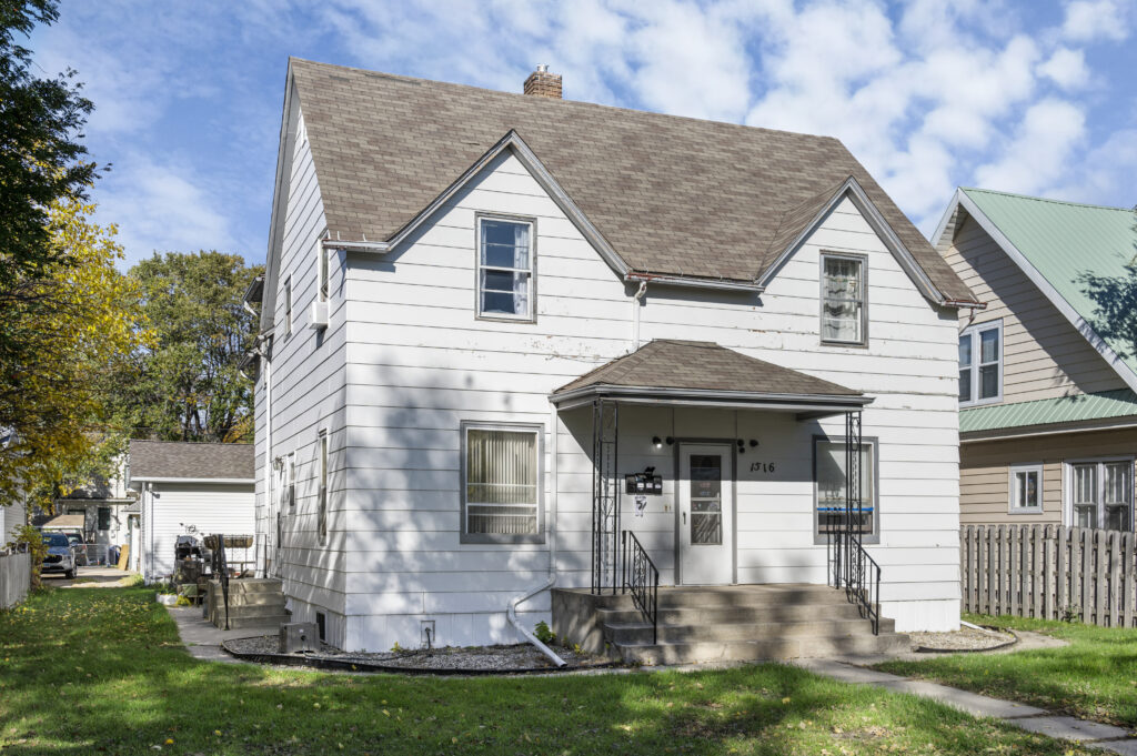 1516 2nd Ave N, Grand Forks, ND 58203