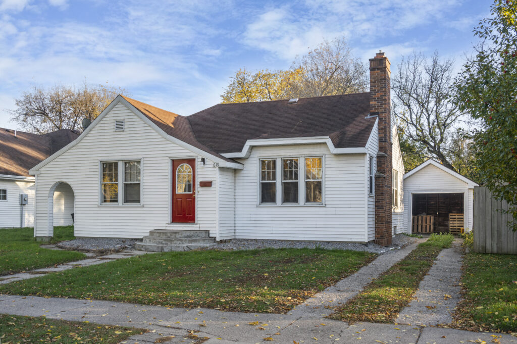 619 8th Ave, Grand Forks, ND 58203