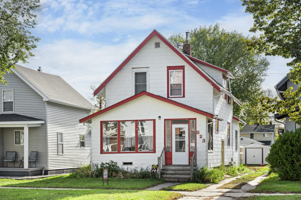 823 N 3rd, Grand Forks, ND 58203