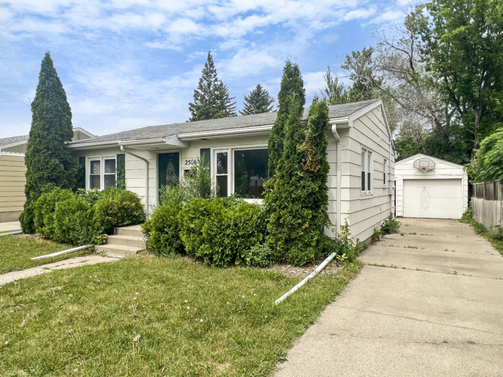 2506 9th Ave N , Grand Forks, ND 58203