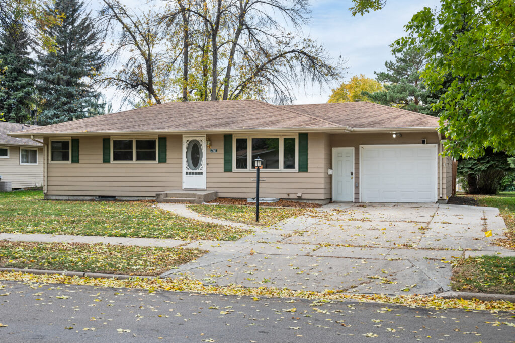 2708 S 10th St, Grand Forks, ND 58203