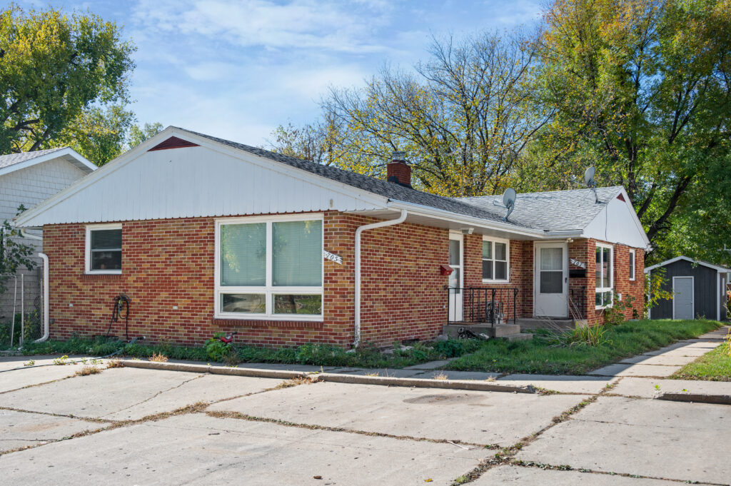 705 N 24th St , Grand Forks, ND 58203