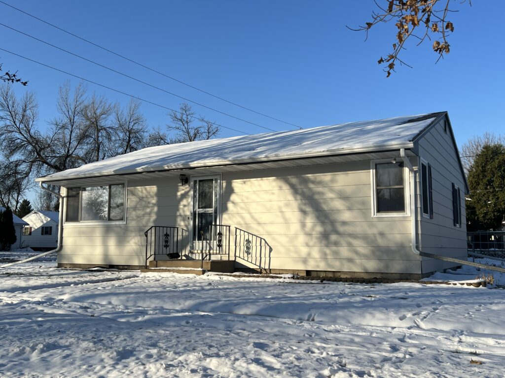 707 N 18th St, Grand Forks, ND 58203