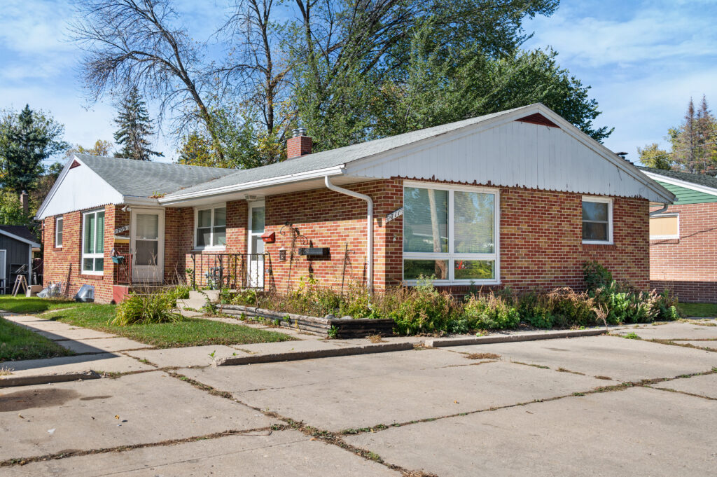 711 N 24th St, Grand Forks, ND 58203